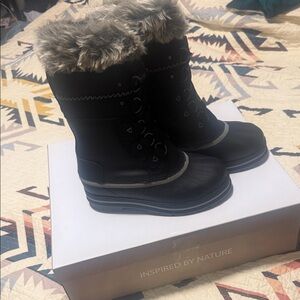 Natural Reflections Black Winter Boots with Faux Fur